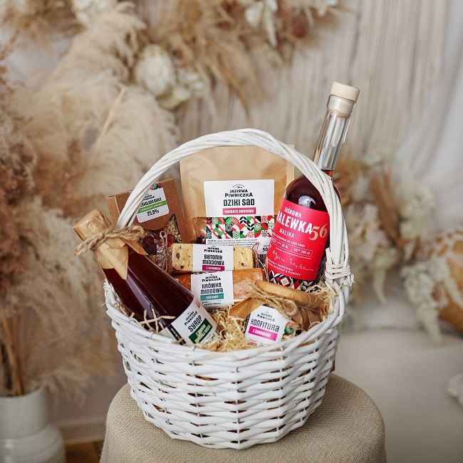 Kosz Prezentowy Pełen Dobroci z Jaśkową Nalewką 