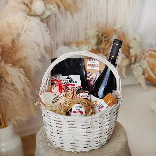Kosz Prezentowy Pełen Szczęścia z regionalnym winem